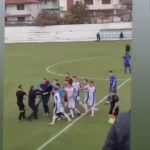 Video/ Tension dhe tre kartona të kuq në ndeshjen e luajtur në Bilisht mes Devollit dhe Tomorrit, takim i fituar nga vendasit 2-1