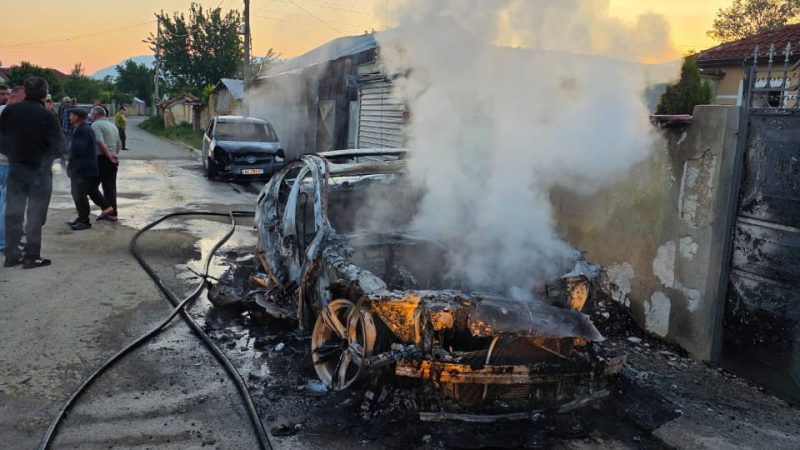 Dy makina digjen në Sovjan, Maliq – flakët dëmtojnë edhe linjën elektrike