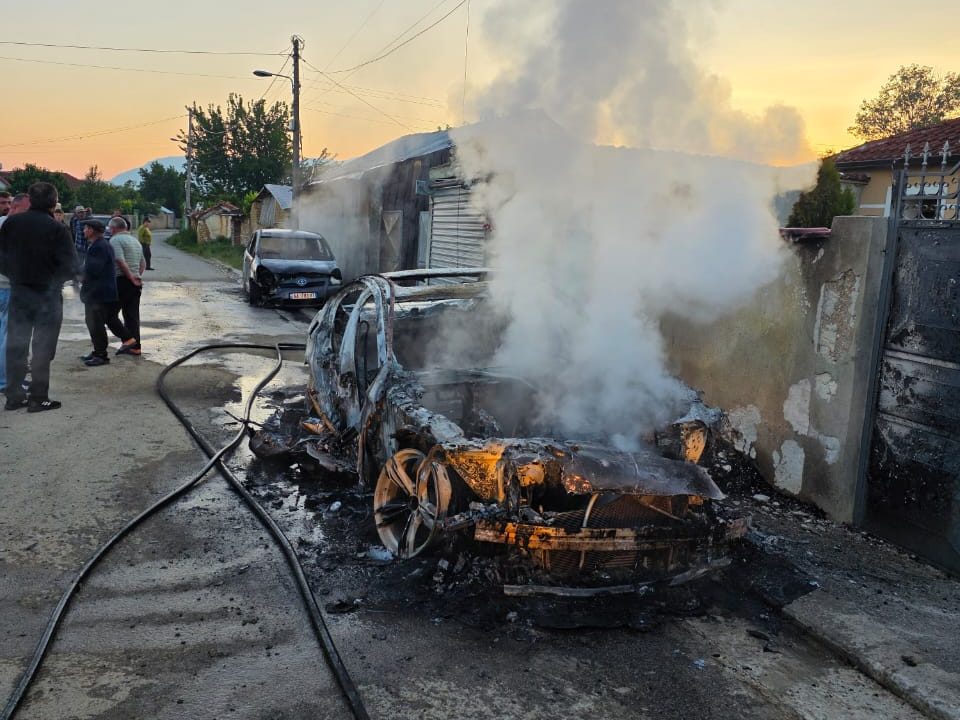 Dy makina digjen në Sovjan, Maliq – flakët dëmtojnë edhe linjën elektrike
